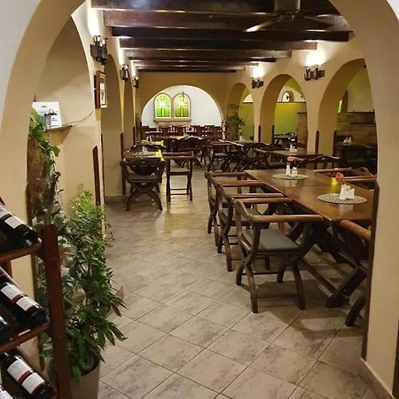 Excalibur Penzion A Restaurace โมราฟสกา เชโบวา ภายนอก รูปภาพ