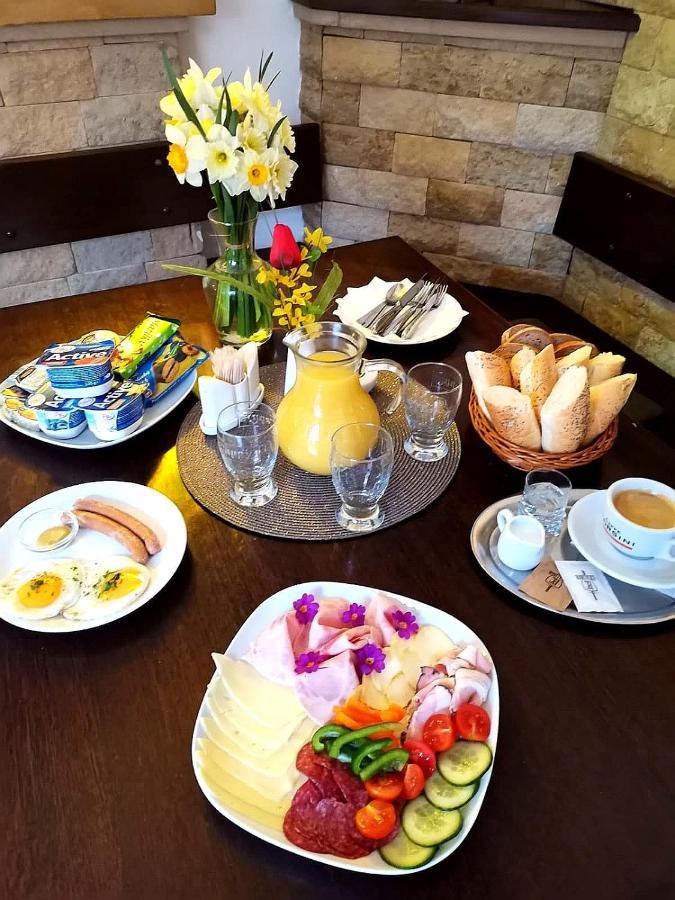 Excalibur Penzion A Restaurace โมราฟสกา เชโบวา ภายนอก รูปภาพ