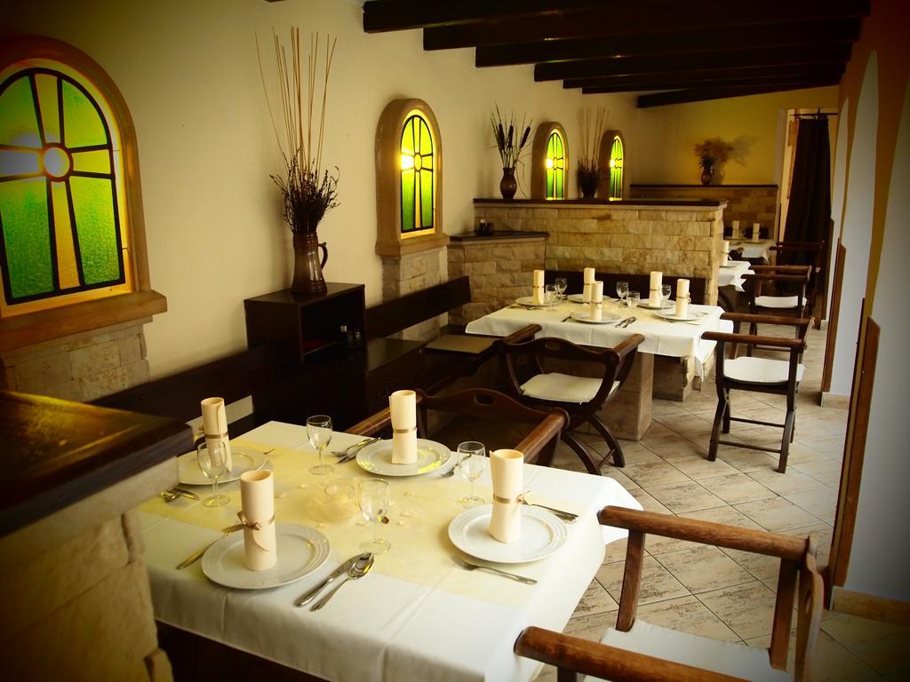 Excalibur Penzion A Restaurace โมราฟสกา เชโบวา ภายนอก รูปภาพ