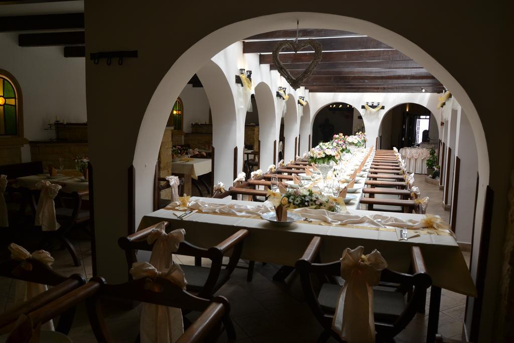 Excalibur Penzion A Restaurace โมราฟสกา เชโบวา ภายนอก รูปภาพ
