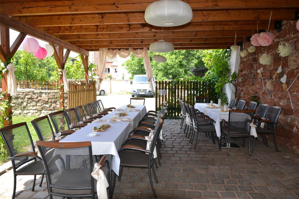 Excalibur Penzion A Restaurace โมราฟสกา เชโบวา ภายนอก รูปภาพ